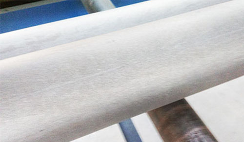 鋼管經(jīng)過輥道通過式拋丸機處理后的效果