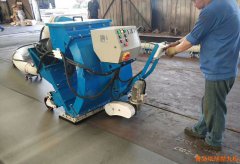 東營(yíng)客戶(hù)購(gòu)買(mǎi)的移動(dòng)式拋丸機(jī)清理鋼板鐵銹